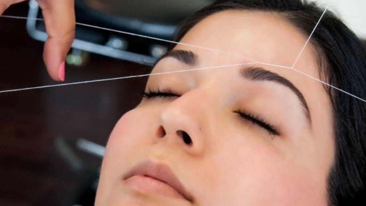 এ ছাড়া ভ্রুয়ের বৃদ্ধি বাড়াতে ব্যবহার করতে পারেন অলিভ অয়েল, ভিটামিন ই অয়েল, ক্যাস্টর অয়েল। এতে ভ্রুয়ের গ্রোথ বাড়ে। (ছবি:Pinterest)