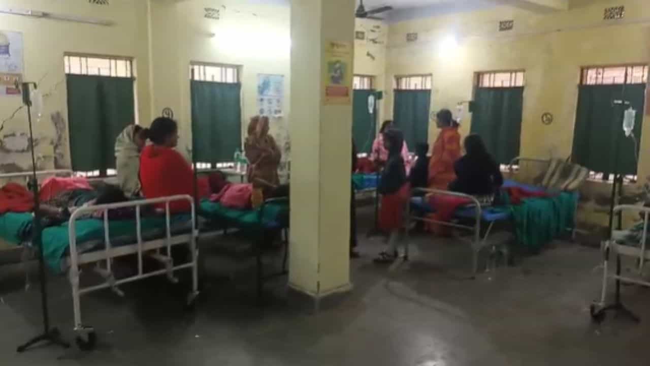 Pataspur: হস্টেলের খাবার খেতেই শুরু বমি-পায়খানা! অসুস্থ ১৩ ছাত্রী Pataspur: হস্টেলের খাবার খেতেই শুরু বমি-পায়খানা! অসুস্থ ১৩ ছাত্রী