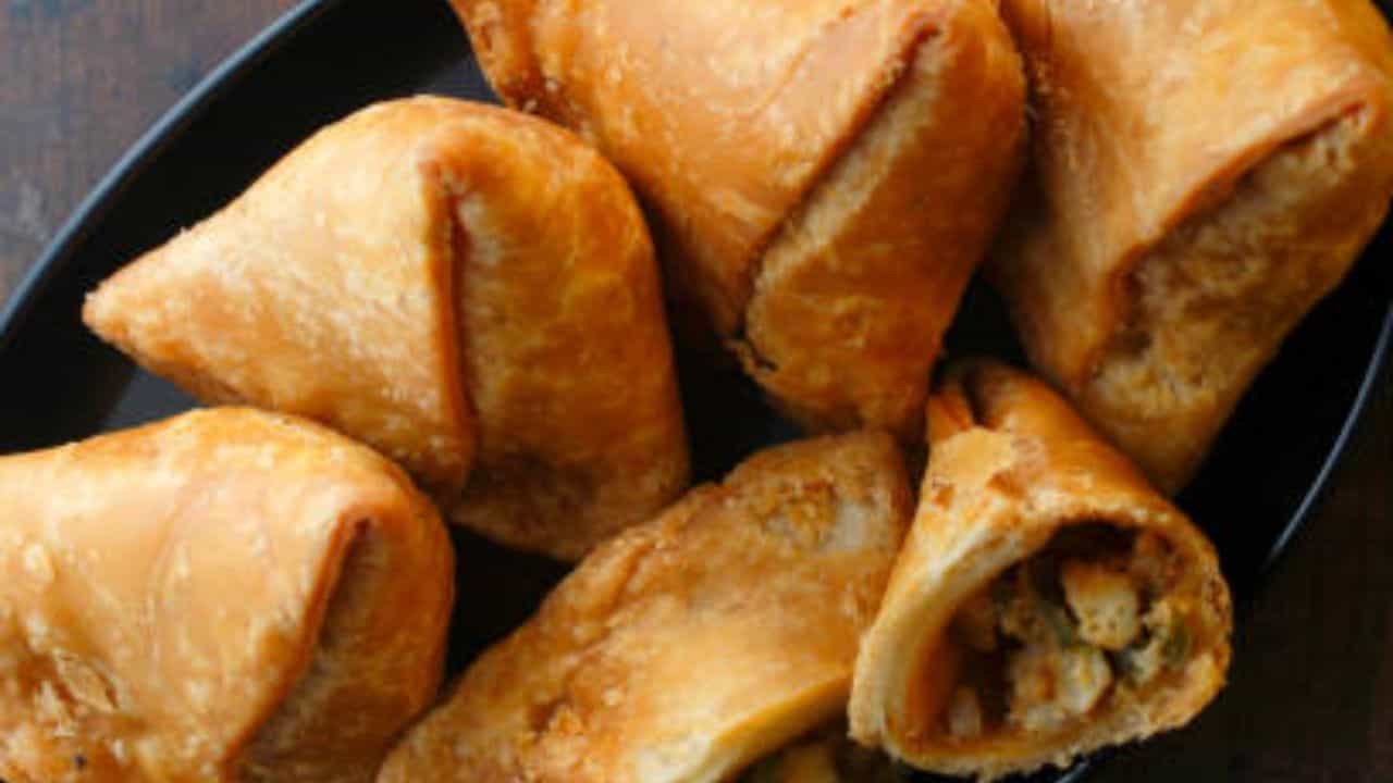 শীতের দিনে তেলেভাজা, ঝাল-মশলাদার খাবার খেতে বেশ লাগে। ঠান্ডা বেশি থাকে বলে এই সময় হজম ক্ষমতাও অন্য সময়ের থেকে বেশি থাকে। সেই সঙ্গে বাড়িতেও অনেক রকমের খাবার বানানো হয়