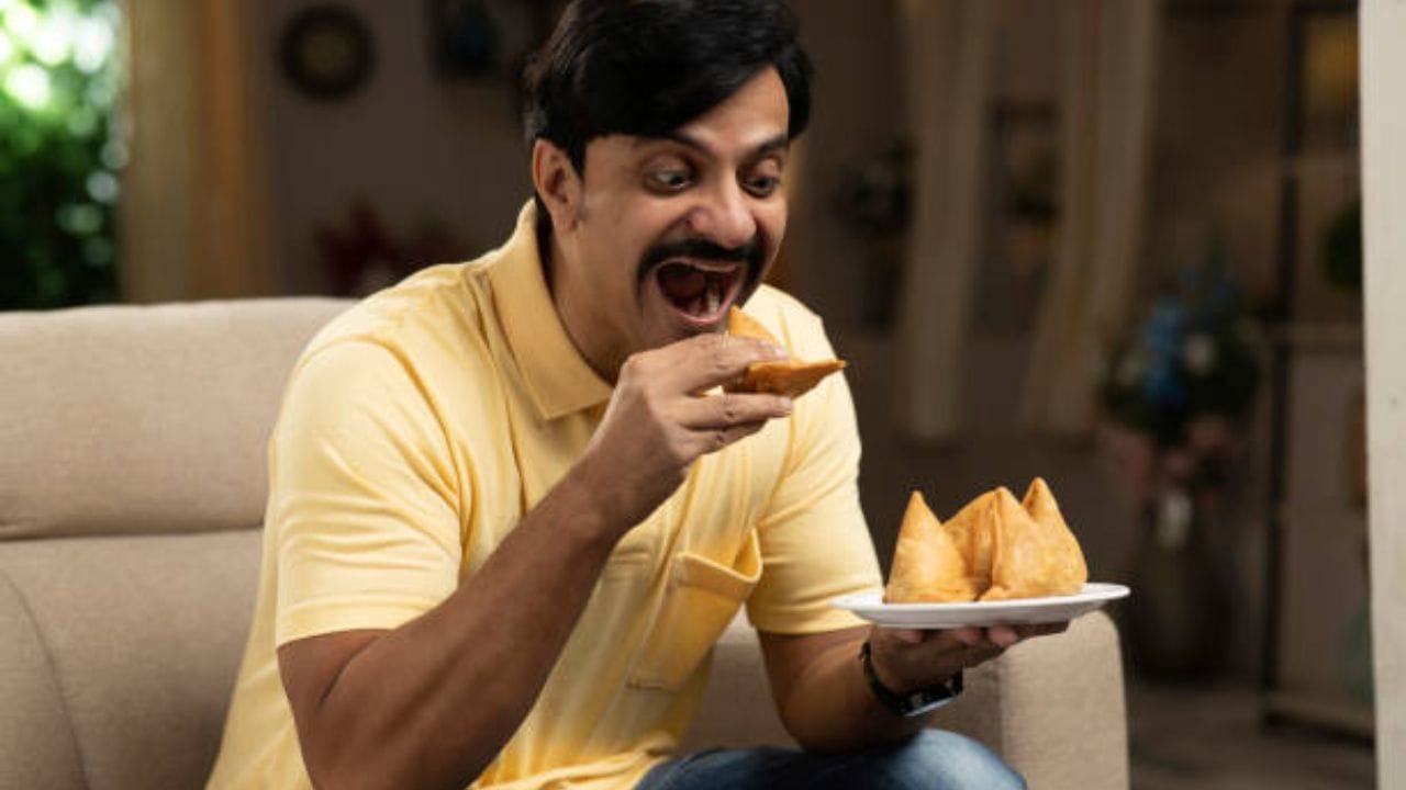 এবার এতে সামান্য কসৌরি মেথি ছড়িয়ে ভেজে রাখা কাজুবাদাম, কিশমিশ, হলুদ গুঁড়ো, লঙ্কা গুঁড়ো, চিনি মিশিয়ে নিতে হবে। স্বাদমতো নুনও দেবেন। ব্যাস তৈরি পুর। এবার ময়দা মেখে শিঙাড়া গড়ে ওর মধ্যে পুর ভরে নিন। এবার গরম তেলে ভেজে নিলেই তৈরি শিঙাড়া 