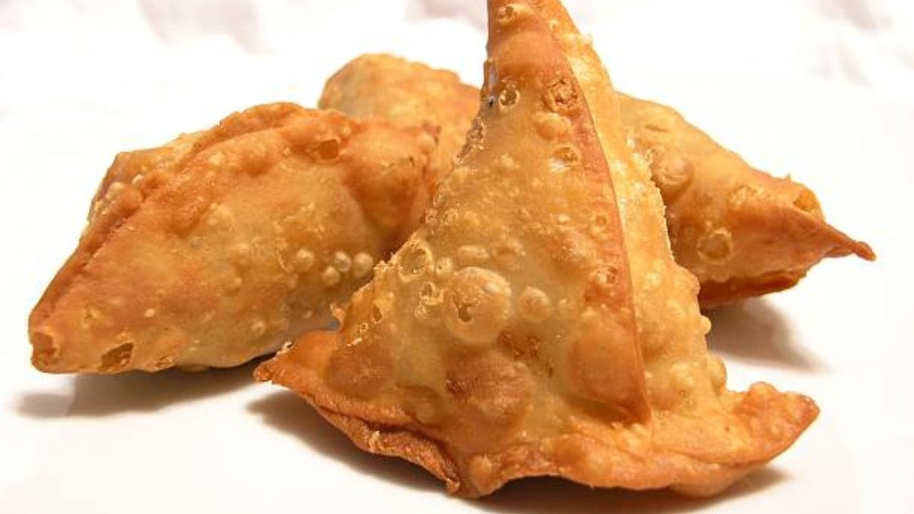 ফুলকপিকে ছোট ছোট টুকরো করে কেটে ১০ মিনিট জলে ভিজিয়ে রাখুন। তারপর আলুর খোসা না ছাড়িয়ে ছোট ছোট টুকরো করে কেটে রেখে আলুর টুকরোগুলিও ১০ মিনিটের জন্যে ভিজিয়ে রাখুন