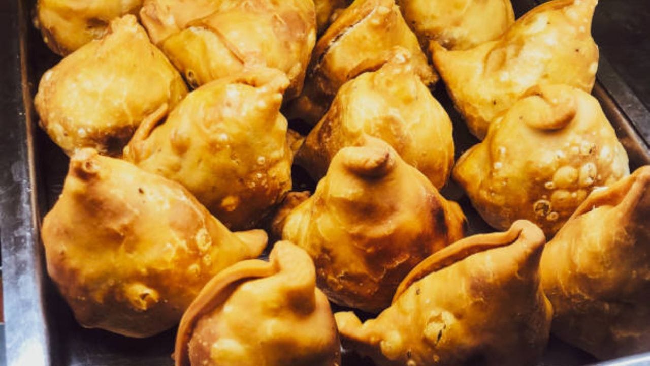 এই সময় বাজারে ধনেপাতা, পেঁয়াজকলি, বকফুল, সরষেফুল এসব প্রচুর পাওয়া যায়। এই সব ফুল বেসনের ব্যাটারে চুবিয়ে বড়া বানিয়ে খেতে বেশ লাগে। গরম ভাতে বা মুড়ি দিয়ে মেখে খেতে পারেন 