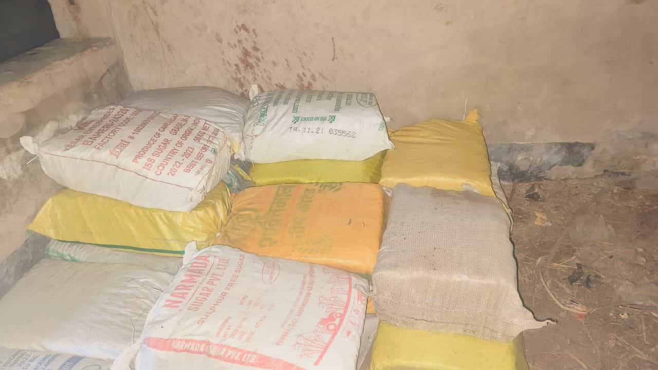 Rampurhat: বারুদের স্তূপ বীরভূমে ৬৪০০ পিস জিলেটিন স্টিক উদ্ধার Rampurhat: বারুদের স্তূপ বীরভূমে ৬৪০০ পিস জিলেটিন স্টিক উদ্ধার