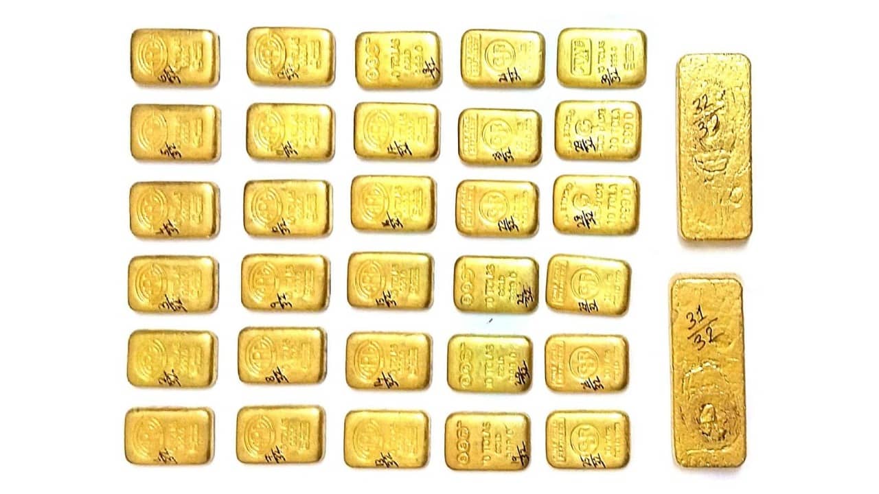 Gold Recovered: খাবারের পুঁটলির গিট খুলতেই জ্বলজ্বল করে উঠল, এই বাজারে ফের ৩ কোটির সোনা উদ্ধার