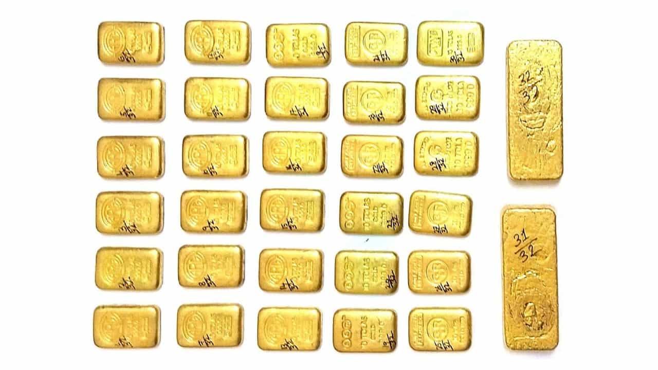 Gold Recovered: খাবারের পুঁটলির গিট খুলতেই জ্বলজ্বল করে উঠল, এই বাজারে ফের ৩ কোটির সোনা উদ্ধার Gold Recovered: খাবারের পুঁটলির গিট খুলতেই জ্বলজ্বল করে উঠল, এই বাজারে ফের ৩ কোটির সোনা উদ্ধার