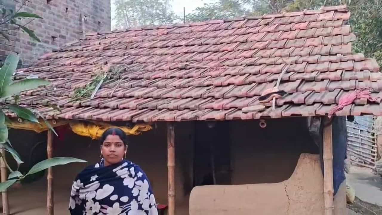 Hooghly: বাম-রাম-ডান সকলের কাছেই ওঁরা রাজা, তবুও জানেন কেন বাংলার এই ৪০ টি পরিবারের বুকে বিস্তর গ্লানি Hooghly: বাম-রাম-ডান সকলের কাছেই ওঁরা রাজা, তবুও জানেন কেন বাংলার এই ৪০ টি পরিবারের বুকে বিস্তর গ্লানি