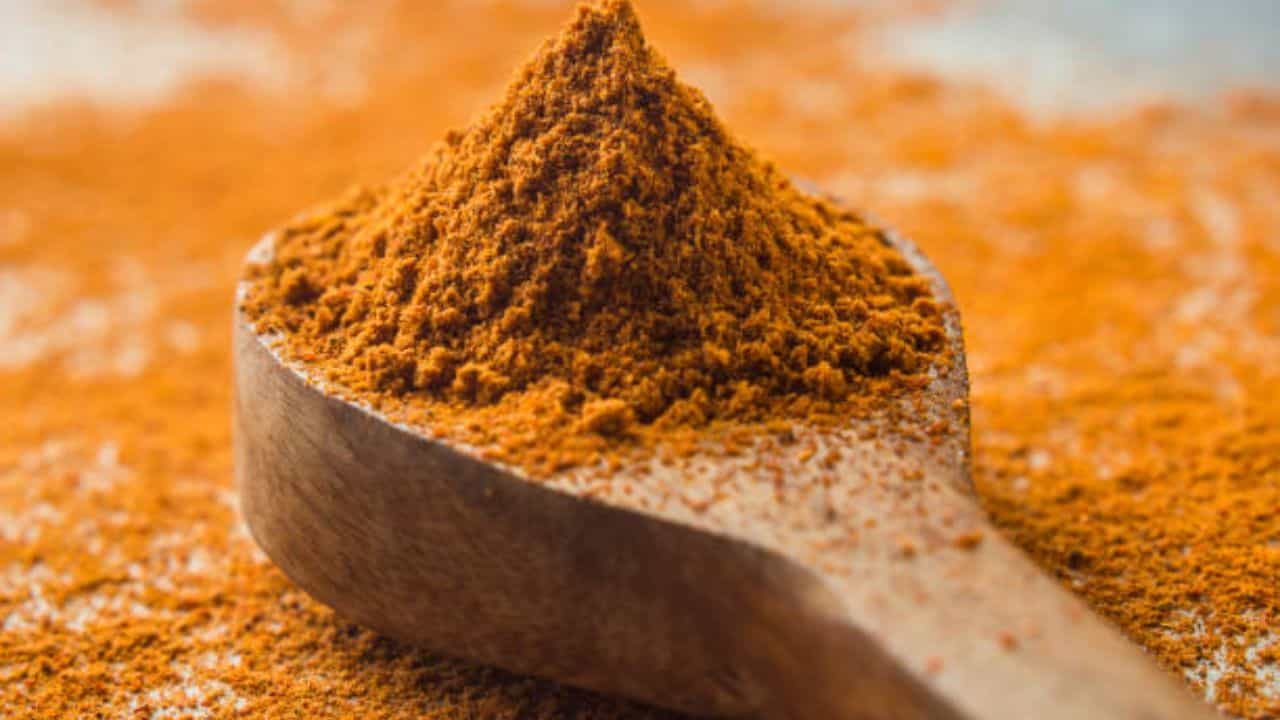 বাড়ির গিন্নির হাতযশ আর মশলাপাতির গুণেই সস্বাদু হয় বাঙালি রান্না। রোজকার রান্নায় যে সব মশলা ব্যবহার করা হয় তা যেমন খাবারের স্বাদ বাড়ায় তেমনই শরীরের খেয়াল রাখে। রান্নায় হিঙের ব্যবহার বহুদিনের। হিং দিলে রান্নার স্বাদও বাড়ে