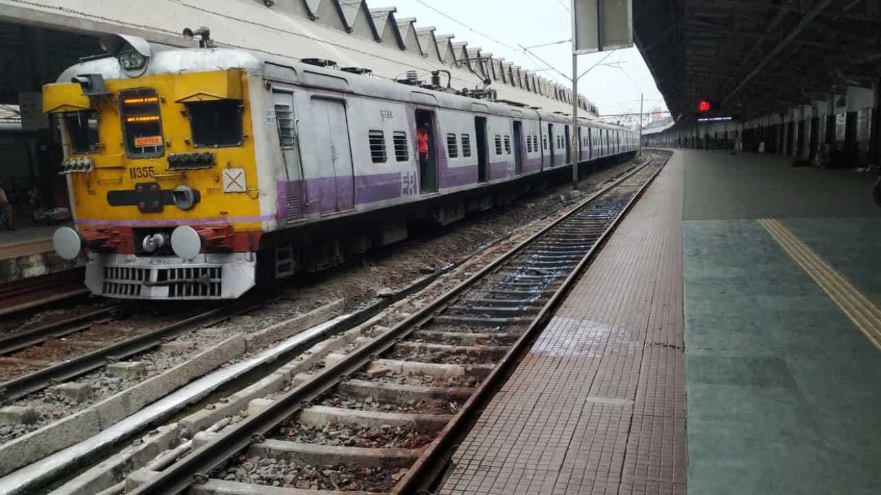 Howrah Station: হাওড়া স্টেশনে ১৬ নম্বর প্ল্যাটফর্ম কেন নেই, জানেন? Howrah Station: হাওড়া স্টেশনে ১৬ নম্বর প্ল্যাটফর্ম কেন নেই, জানেন?