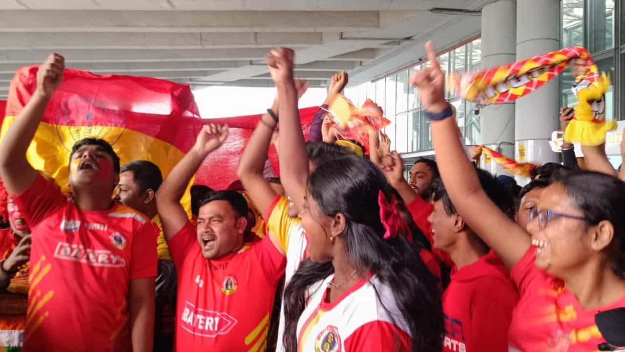 East Bengal: আবিরে-পতাকায় বিমানবন্দর যেন লাল-হলুদ সরণি, ৩০ মিনিট আটক কুয়াদ্রাতের ইস্টবেঙ্গল! East Bengal: আবিরে-পতাকায় বিমানবন্দর যেন লাল-হলুদ সরণি, ৩০ মিনিট আটক কুয়াদ্রাতের ইস্টবেঙ্গল!