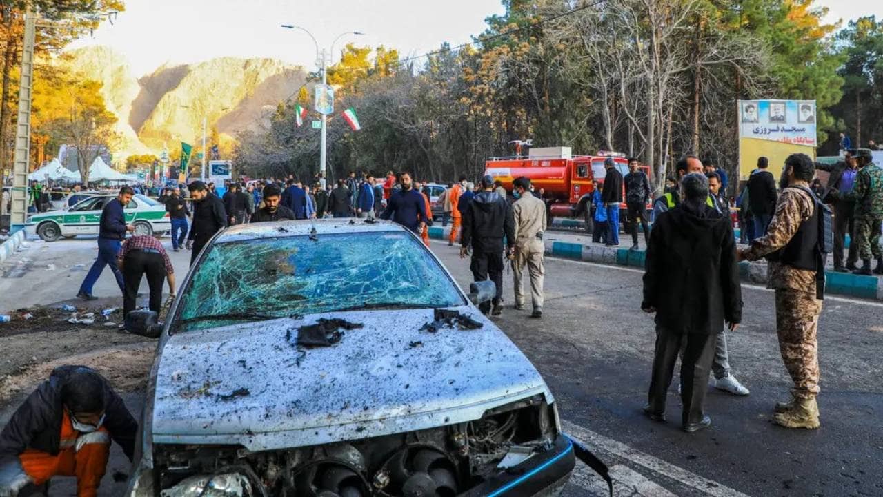 Islamic State: গায়ে বোমা বেঁধে ভিড়ে মিশেছিল দুই জঙ্গি! ইরানে জোড়া বিস্ফোরণের দায় নিল ইসলামিক স্টেট