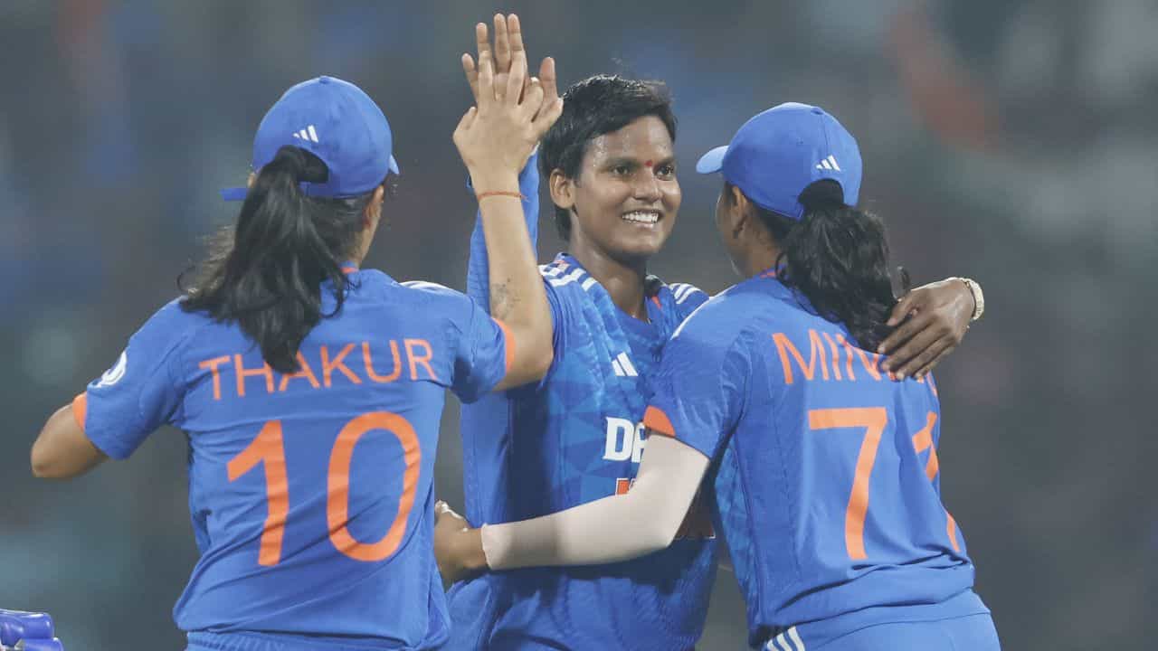 IND W vs AUS W: টসই ভাগ্য গড়ে দিল! বোলারদের মরিয়া লড়াইয়েও হার IND W vs AUS W: টসই ভাগ্য গড়ে দিল! বোলারদের মরিয়া লড়াইয়েও হার