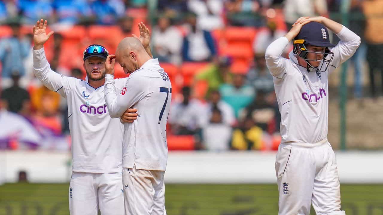 IND vs ENG: প্রধান স্পিনারের চোটে চাপ বাড়ল ইংল্যান্ডের! বোলিং করতে পারবেন? IND vs ENG: প্রধান স্পিনারের চোটে চাপ বাড়ল ইংল্যান্ডের! বোলিং করতে পারবেন?