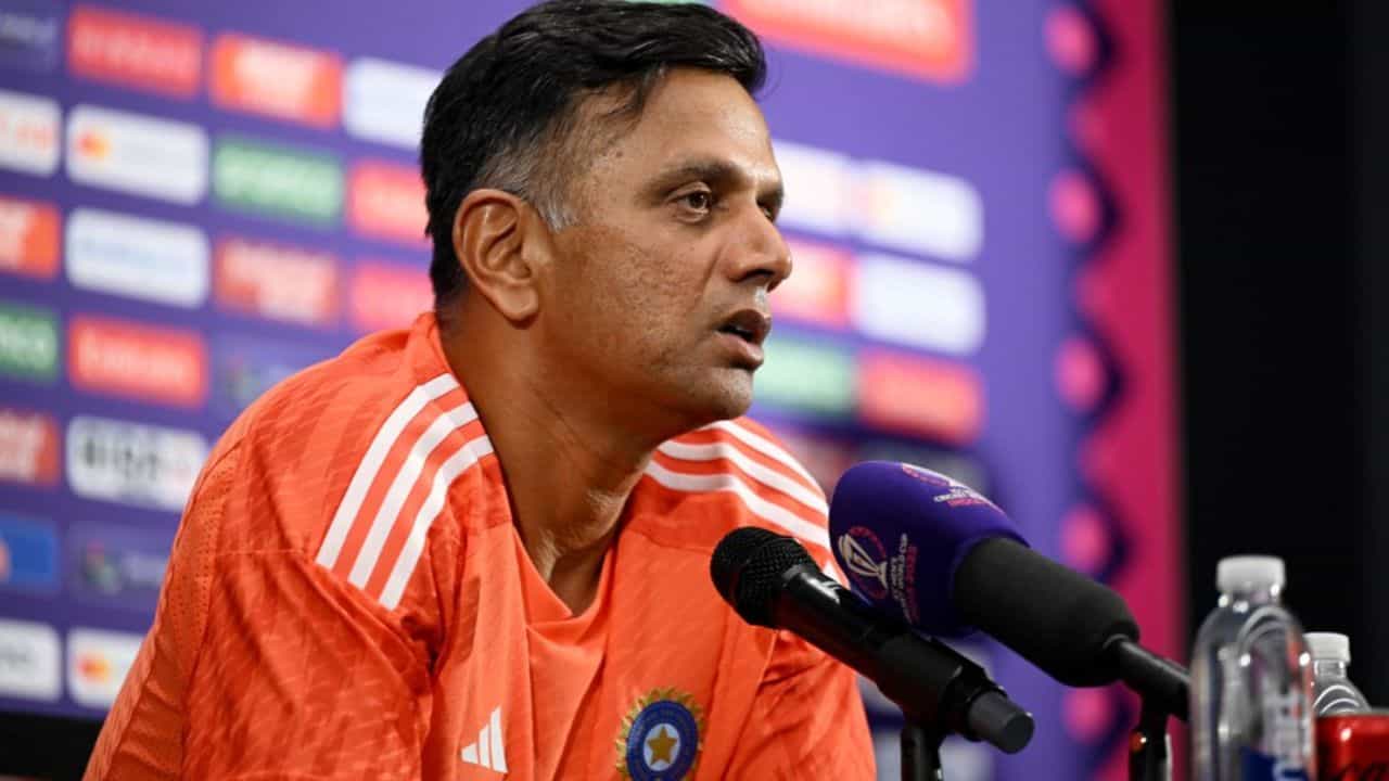 India vs England: ঘাতক পিচ চাই... দ্বিতীয় টেস্টের আগে কড়া বার্তা রোহিতদের হেডস্যারের! India vs England: ঘাতক পিচ চাই... দ্বিতীয় টেস্টের আগে কড়া বার্তা রোহিতদের হেডস্যারের!