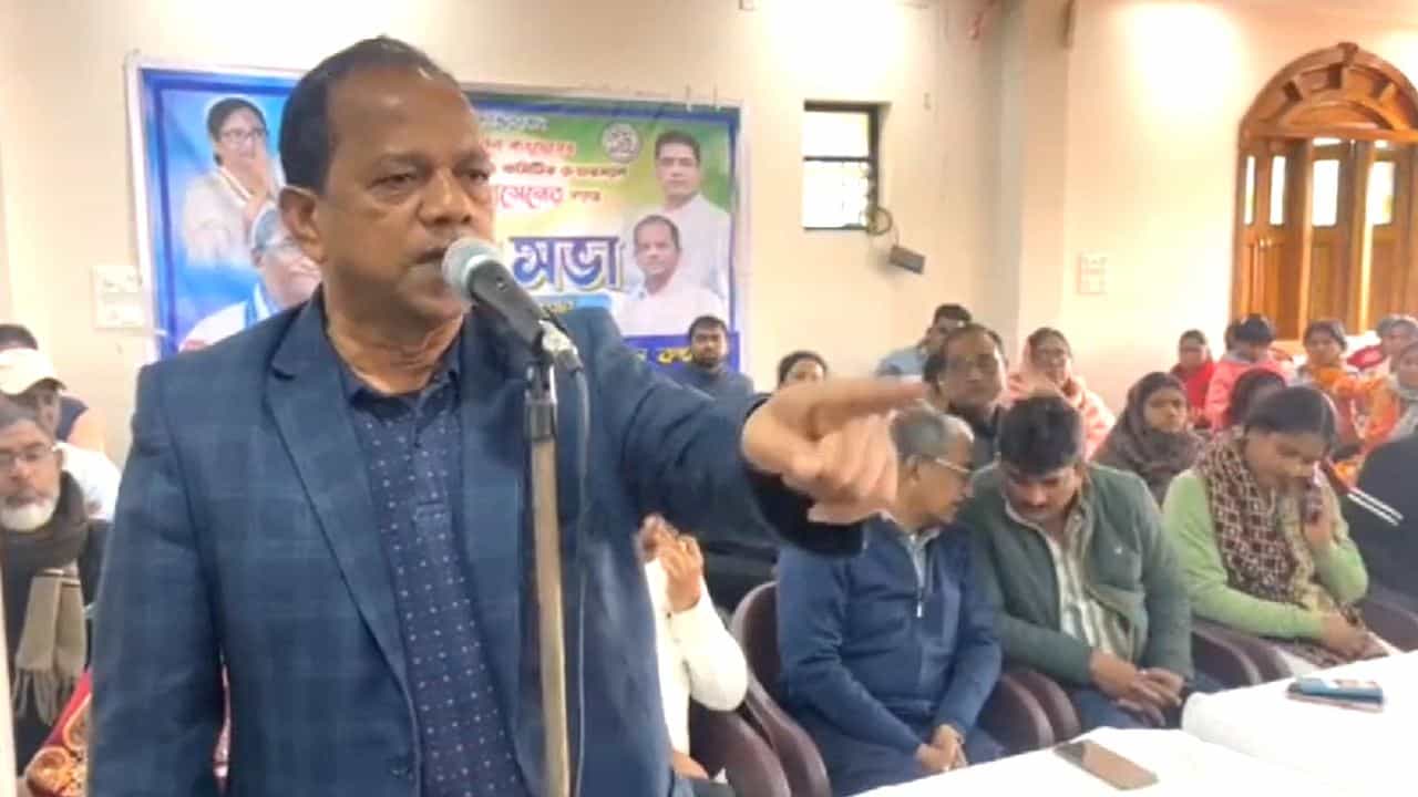 Murshidabad: ‘অনেক কাউন্সিলর এক সময় দুবেলা খেতে পেত না, এখন দু-তিন তলা বাড়ি’, বিস্ফোরক জাকির Murshidabad: ‘অনেক কাউন্সিলর এক সময় দুবেলা খেতে পেত না, এখন দু-তিন তলা বাড়ি’, বিস্ফোরক জাকির
