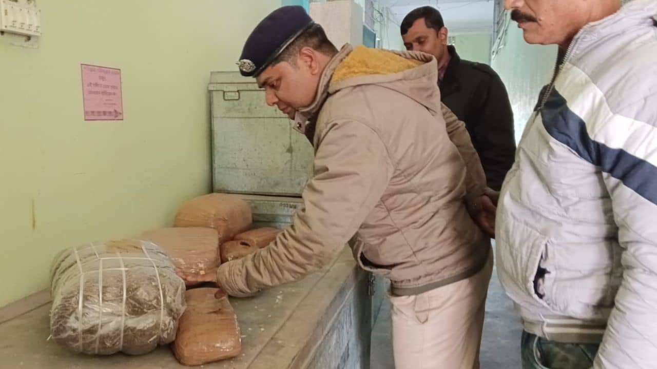 Jalpaiguri Ganja Recover: গাড়ির ভিতরে গোপন কুঠুরি, তার ভিতরেই গুপ্তধন নিয়ে বিহার যাচ্ছিল ওঁরা