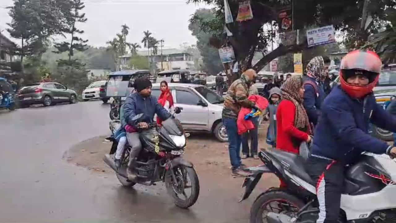 Weather News: অক্ষরে-অক্ষরে মিলল পূর্বাভাস, ঝিরিঝিরি বৃষ্টি শুরু, বইছে হিমেল হাওয়া Weather News: অক্ষরে-অক্ষরে মিলল পূর্বাভাস, ঝিরিঝিরি বৃষ্টি শুরু, বইছে হিমেল হাওয়া