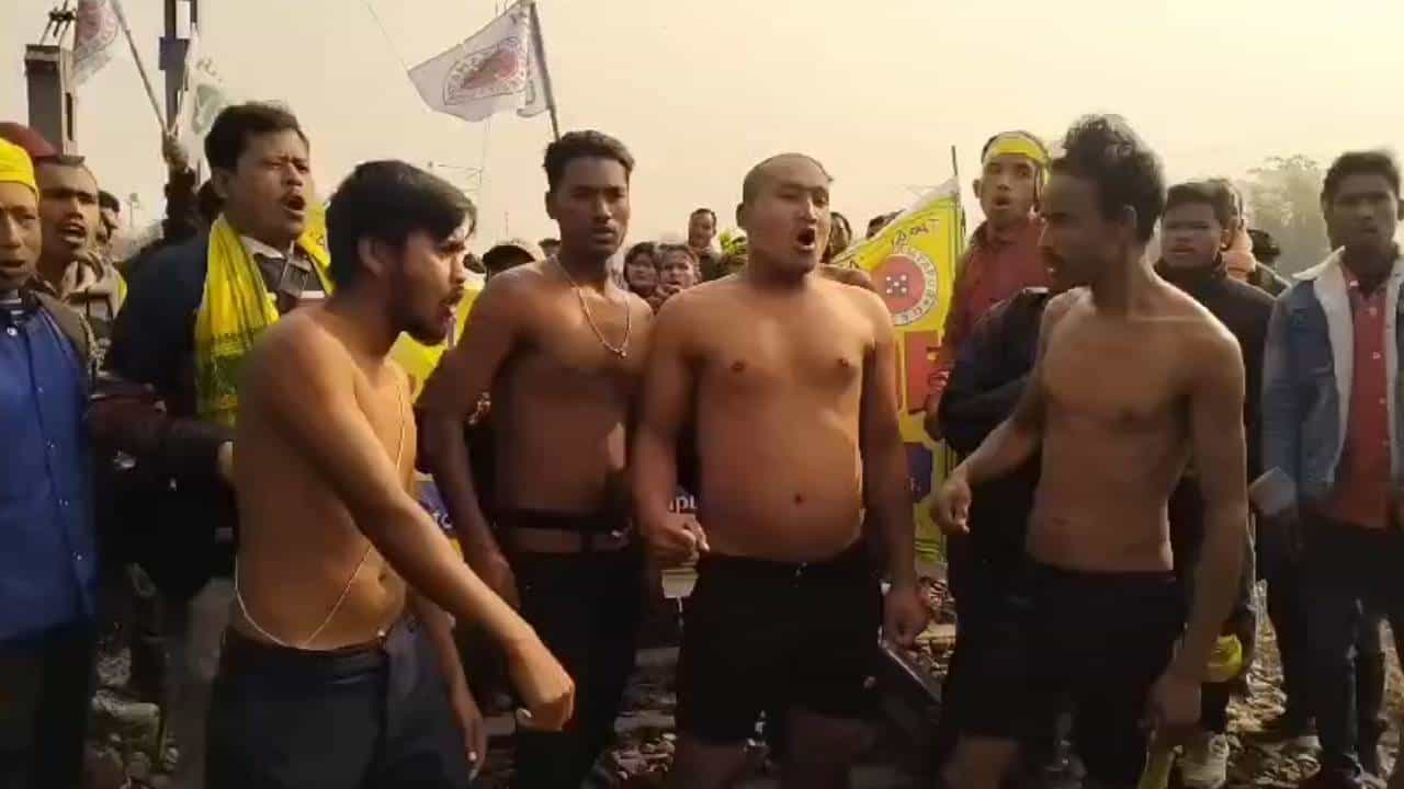 Jalpaiguri: তাপমাত্রার পারা নেমেছে ৮ ডিগ্রিতে, হাড় কাঁপানো শীতেই অর্ধনগ্ন হয়ে চলল প্রতিবাদ Jalpaiguri: তাপমাত্রার পারা নেমেছে ৮ ডিগ্রিতে, হাড় কাঁপানো শীতেই অর্ধনগ্ন হয়ে চলল প্রতিবাদ