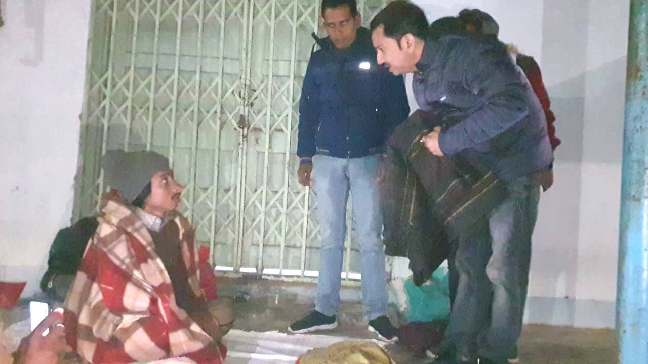 Jalpaiguri: হাড় কাঁপানো ঠান্ডায় সম্বল এক টুকরো রাস্তা, ‘পাশে আছি’ বলে রাতেই দেবদূতের মতো এগিয়ে এল ওরা