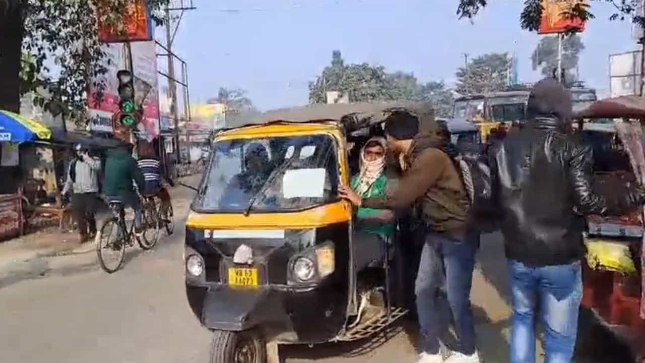 Jalpaiguri: রাহুলের ন্যায় যাত্রার আগেই ভিড়ে ঠাসা জলপাইগুড়ি, ‘স্বচ্ছতার সঙ্গে নিয়োগ হোক’, বলছেন পুলিশের চাকরিপ্রার্থীরা Jalpaiguri: রাহুলের ন্যায় যাত্রার আগেই ভিড়ে ঠাসা জলপাইগুড়ি, ‘স্বচ্ছতার সঙ্গে নিয়োগ হোক’, বলছেন পুলিশের চাকরিপ্রার্থীরা