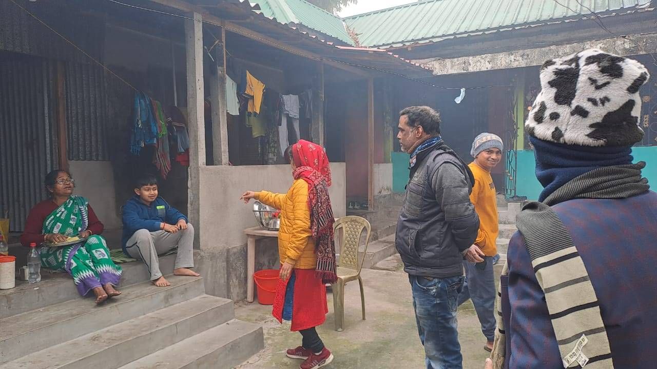 School Teacher: হাটে-বাজারে, চায়ের দোকানে ঘুরছেন শিক্ষক-শিক্ষিকারা, ‘ঘরে’ ফিরবে তো ড্রপ আউটরা?