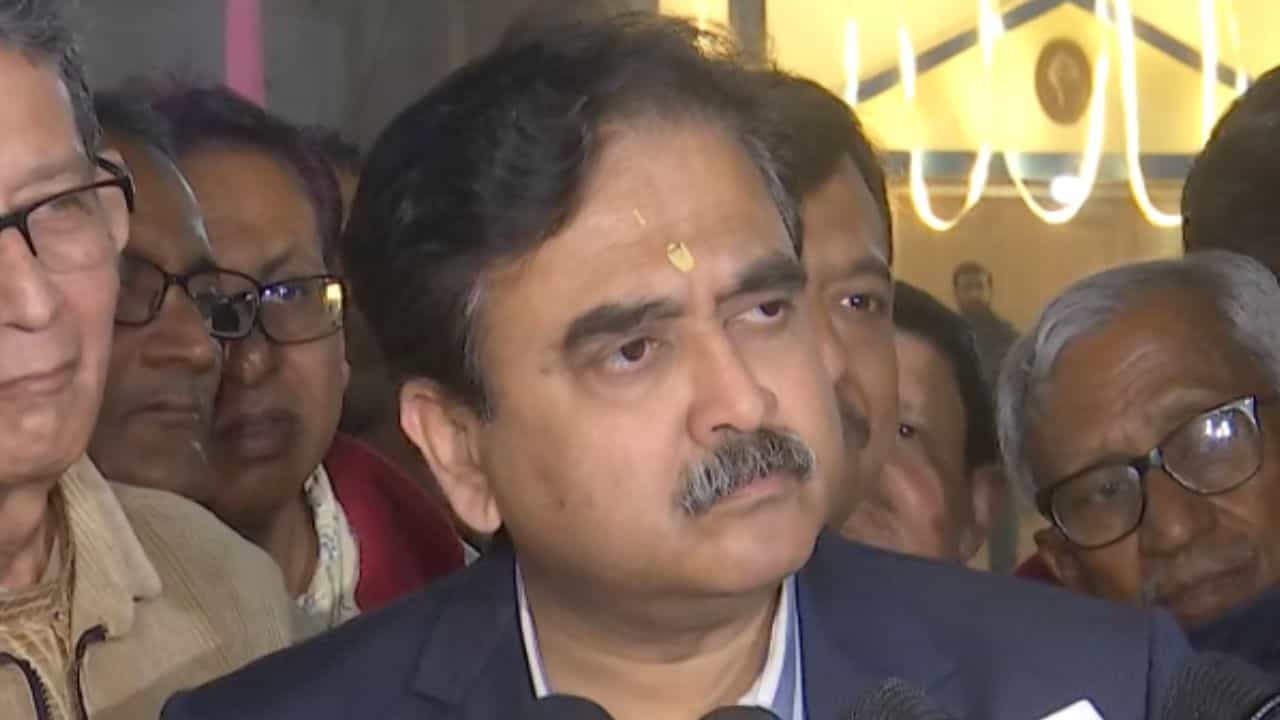 Justice Abhijit Ganguly resign: এভাবে কি বিচারপতির পদ থেকে সরে গিয়ে রাজনীতিতে যোগ দেওয়া যায়? কী বলছে আইন? Justice Abhijit Ganguly resign: এভাবে কি বিচারপতির পদ থেকে সরে গিয়ে রাজনীতিতে যোগ দেওয়া যায়? কী বলছে আইন?