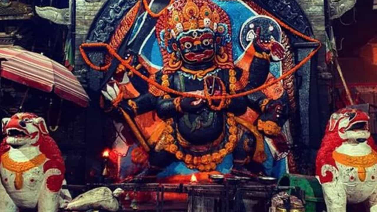 নতুন বছরের প্রথম কালাষ্টমী পালিত হচ্ছে আজ। হিন্দুশাস্ত্র মতে, এদিন প্রতিটি শিবমন্দির ও বাড়িতে শিবলিঙ্গ থাকলে , তা বিশেষভাবে পালন করা উচিত। সাধারণত, মহাদেবের রুদ্র রূপ কাল ভৈরবকে উত্সর্গ করা হয়।