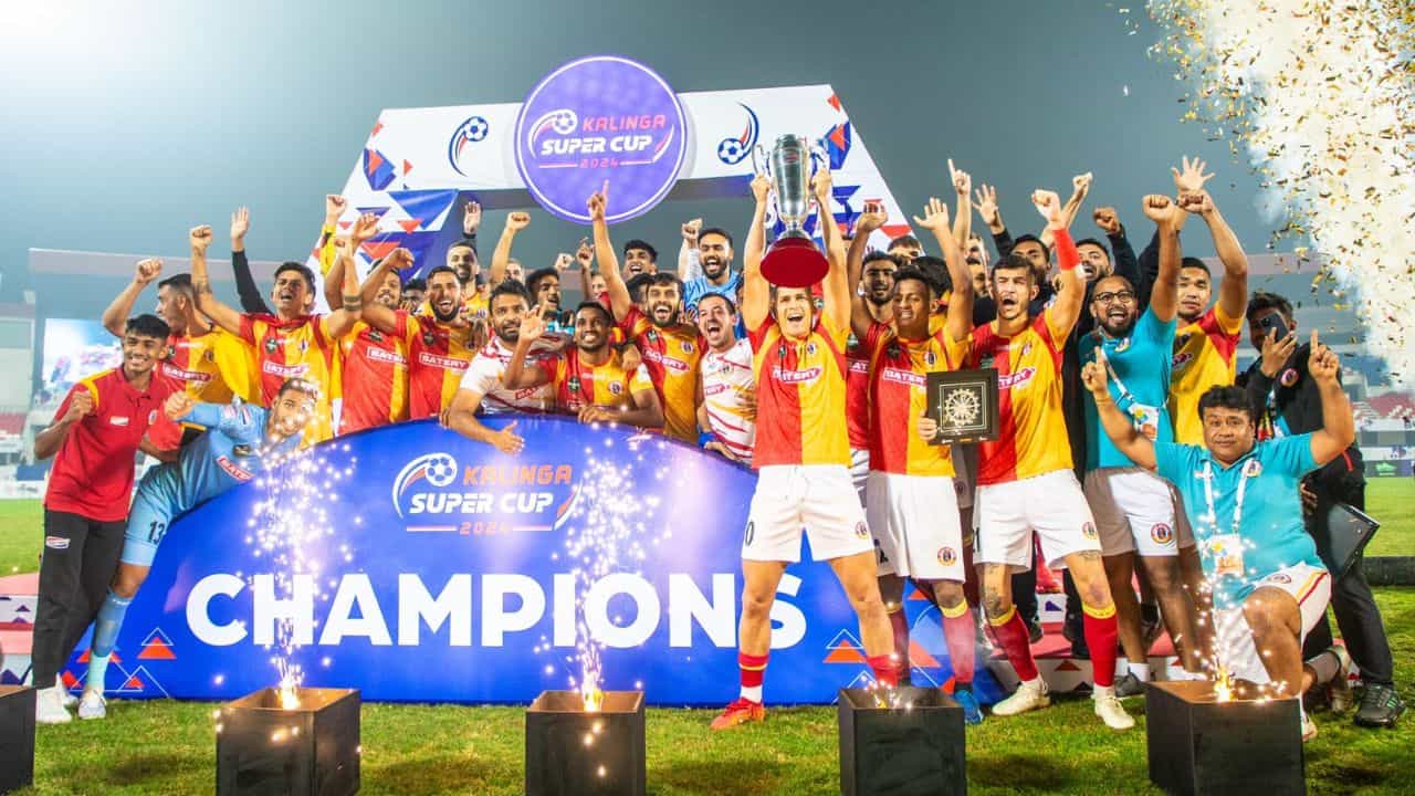 East Bengal: সেলিব্রেশনে মেতে ইস্টবেঙ্গল, ট্রফি নিয়ে কখন আসছে দল? East Bengal: সেলিব্রেশনে মেতে ইস্টবেঙ্গল, ট্রফি নিয়ে কখন আসছে দল?