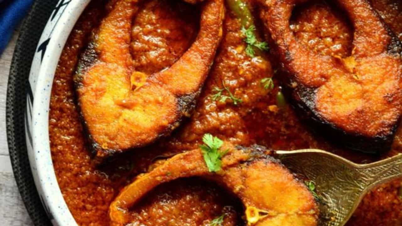 কথাতেই আছে মাছে-ভাতে বাঙালি। মাছের সঙ্গে বাঙালির প্রেম বরাবরের। পাতে মাছ পড়লে আর কোনও দিকে তাকায় না বাঙালিরা।(ছবি:Pinterest)