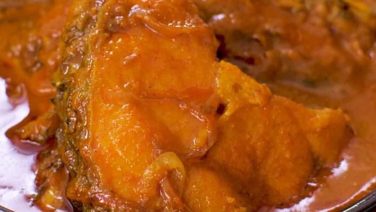 তেল গরম হলে মাছগুলো কড়া করে ভেজে নিন। এরপর কষানো মশলায় ভাজা মাছ ফেলে দিন। ভালো করে মিশিয়ে সামান্য গরম জল দিন। (ছবি: Pinterest)