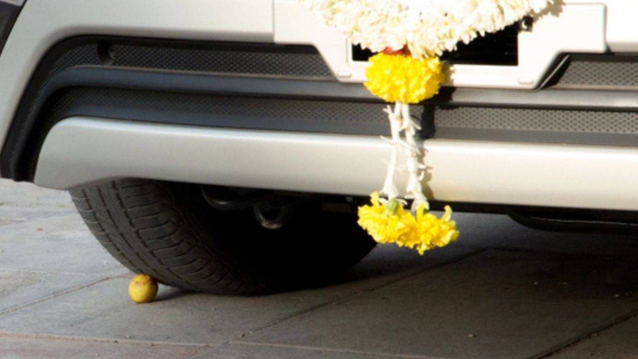 Astrology Tips: নতুন গাড়ির চাকার নিচে পাতিলেবু রাখা শুভ! বাস্তুশাস্ত্র মতে এই রীতির কারণ কী?