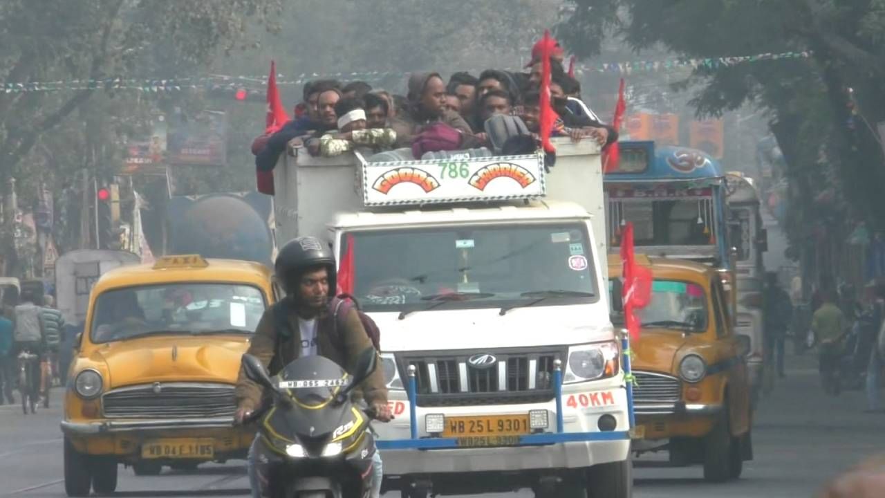 কলকাতার রাস্তায় ব্রিগেডমুখী বাম-কর্মী সমর্থকদের গাড়ি 