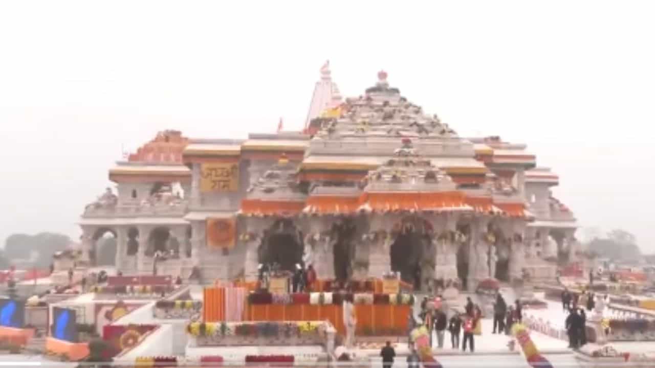রাম মন্দিরের উদ্বোধন আজ। রামলালার মূর্তিতে প্রাণ প্রতিষ্ঠা করবেন প্রধানমন্ত্রী নরেন্দ্র মোদী। আমন্ত্রণ জানানো হয়েছে সমাজের বিভিন্ন ক্ষেত্রের বিশিষ্টজনদের। ডাক পেয়েছেন বলিউডের তারকারাও।