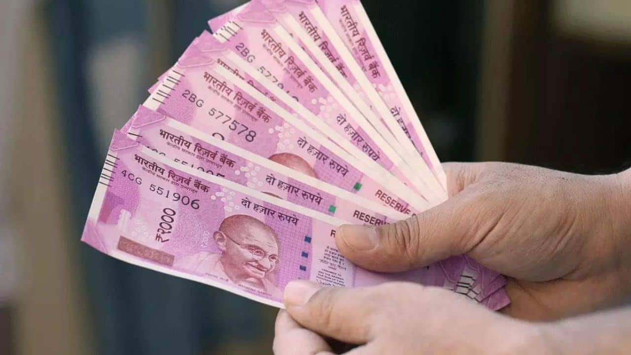 2000 Rs Exchange: পকেটে এখনও ২০০০ টাকার নোট পড়ে? ফেলে দেবেন না, বদলে নিন এভাবে...
