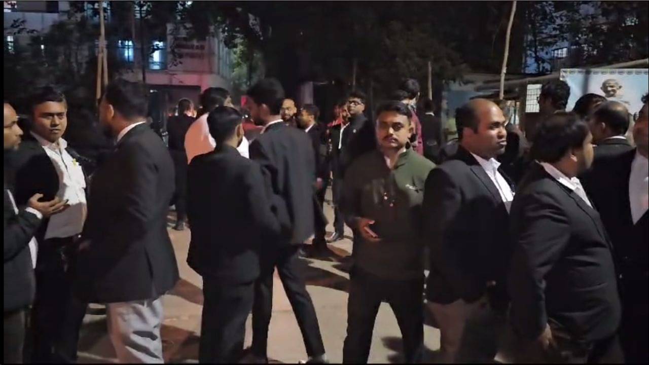 Alipore Court: আদালত চত্বর থেকে মারতে মারতে মক্কেলকে তুলে নিয়ে গেল পুলিশ, কাঁদতে কাঁদতে ছুটে এলেন আইনজীবী