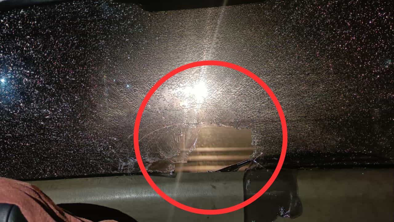 Bongaon Attack on ED: আবার টার্গেট ইডি! বনগাঁ থেকে শঙ্করকে গ্রেফতার করতেই গাড়িতে ইট বর্ষণ Bongaon Attack on ED: আবার টার্গেট ইডি! বনগাঁ থেকে শঙ্করকে গ্রেফতার করতেই গাড়িতে ইট বর্ষণ