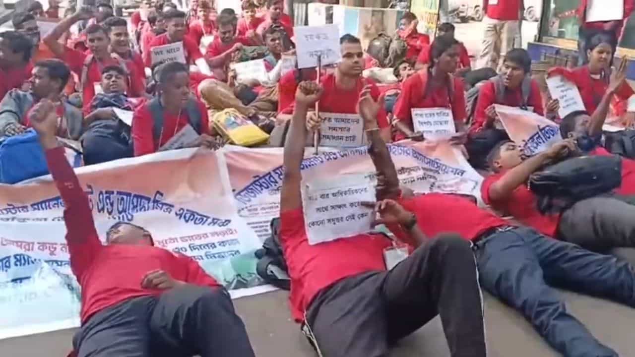 Bankura Agitation: 'কাজ দিন, না হয় মৃত্যু দিন...', রাস্তায় শুয়ে কাতর আর্তি আপদ মিত্রদের Bankura Agitation: 'কাজ দিন, না হয় মৃত্যু দিন...', রাস্তায় শুয়ে কাতর আর্তি আপদ মিত্রদের