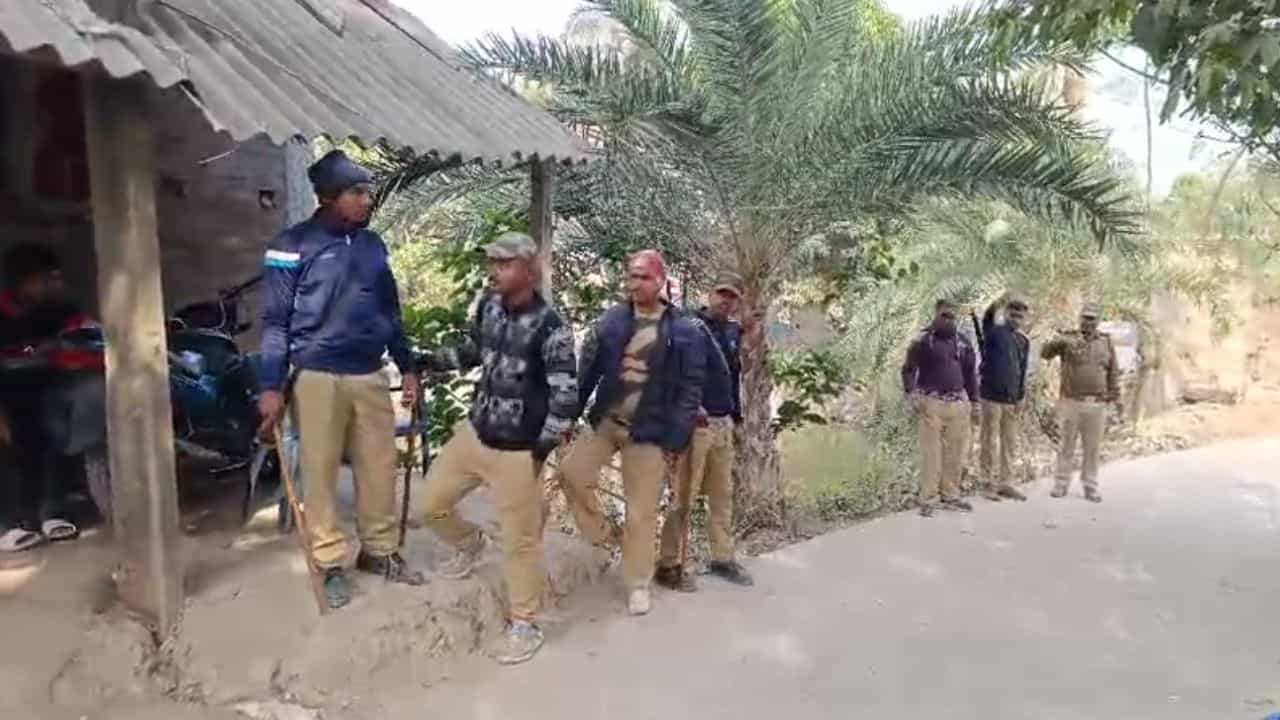 Basanti Chaos: জমি দখলের গ্রাম্য বিবাদে ফেলে পেটানো হল মহিলাদের, এলাকায় বিশাল পুলিশ Basanti Chaos: জমি দখলের গ্রাম্য বিবাদে ফেলে পেটানো হল মহিলাদের, এলাকায় বিশাল পুলিশ