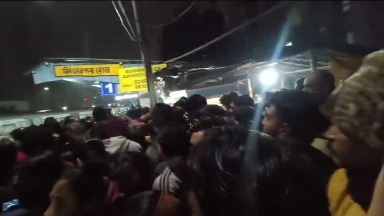 Bidhannagar Chaos: এক প্লাটফর্মে ঘোষণা, অন্য প্লাটফর্মে ট্রেন! বিধাননগর স্টেশনে যাচ্ছেতাই কাণ্ড... Bidhannagar Chaos: এক প্লাটফর্মে ঘোষণা, অন্য প্লাটফর্মে ট্রেন! বিধাননগর স্টেশনে যাচ্ছেতাই কাণ্ড...