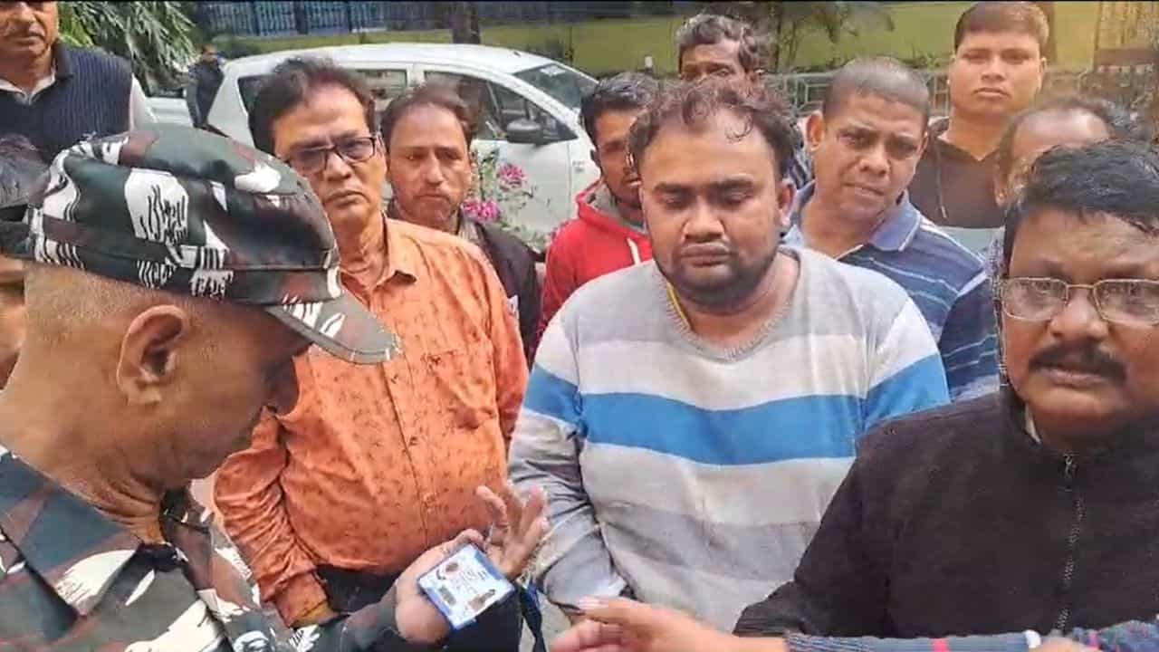 CGO Complex Chaos: যুবতীকে বিয়ে করতে চেয়েছিলেন 'ED অফিসার', সিজিও-র সামনে উত্তম-মধ্যম জনতার CGO Complex Chaos: যুবতীকে বিয়ে করতে চেয়েছিলেন 'ED অফিসার', সিজিও-র সামনে উত্তম-মধ্যম জনতার