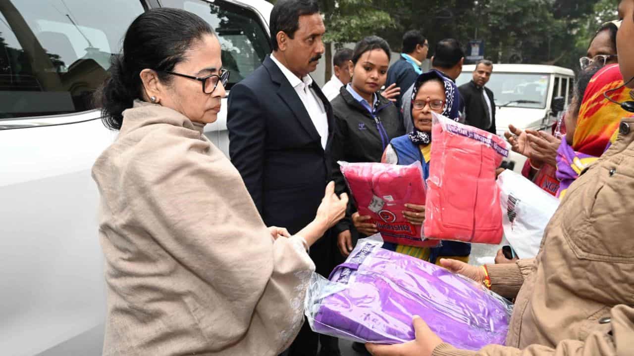 Mamata Banerjee: 'গণদেবতার স্বার্থে জীবন সঁপেছি...', নবান্নের পথে গাড়ি থামিয়ে মানবিক মমতা Mamata Banerjee: 'গণদেবতার স্বার্থে জীবন সঁপেছি...', নবান্নের পথে গাড়ি থামিয়ে মানবিক মমতা