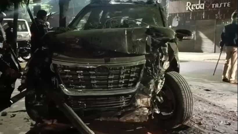 Uttarpara: গাড়ির কাচ বন্ধ করে চূড়ান্ত নোংরামি! গাঁজা ফুঁকে, মদের ফোয়ারা উড়িয়ে ছোটাচ্ছিল SUV