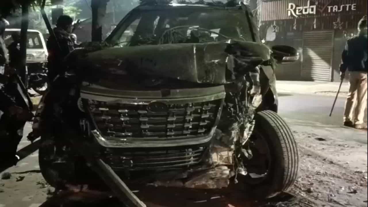 Uttarpara: গাড়ির কাচ বন্ধ করে চূড়ান্ত নোংরামি! গাঁজা ফুঁকে, মদের ফোয়ারা উড়িয়ে ছোটাচ্ছিল SUV Uttarpara: গাড়ির কাচ বন্ধ করে চূড়ান্ত নোংরামি! গাঁজা ফুঁকে, মদের ফোয়ারা উড়িয়ে ছোটাচ্ছিল SUV