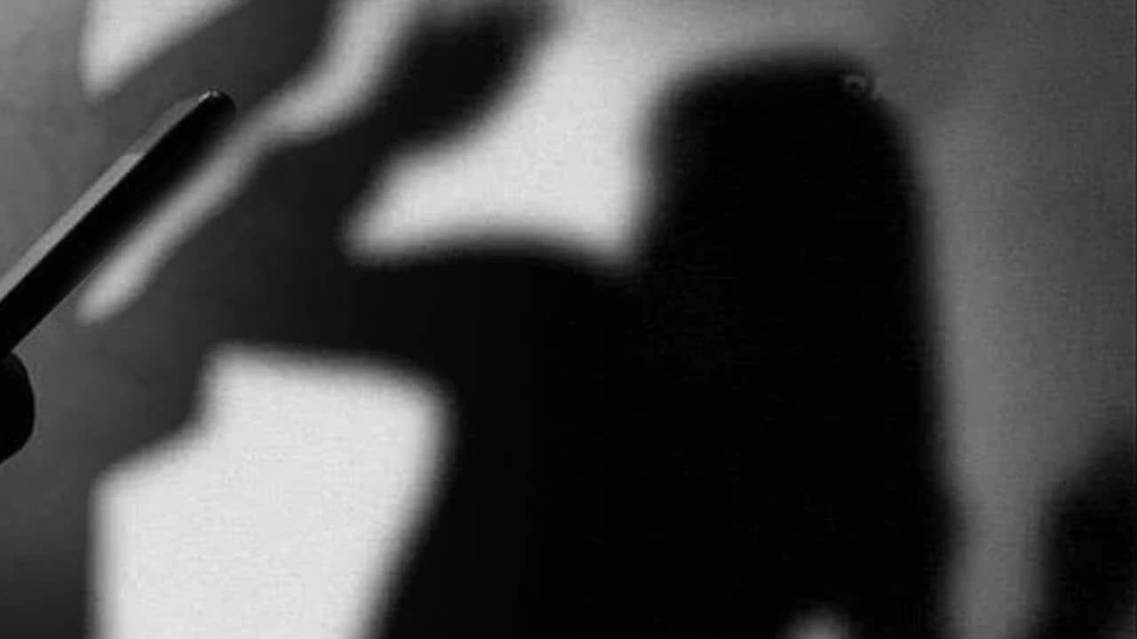 Garfa Flat Death: গরফায় পুরুষ সঙ্গীর সঙ্গে লিভ-ইন মাঝবয়সি মহিলার, ডুপ্লিকেট চাবি দিয়ে দরজা খুলতেই থ বাড়িওয়ালা