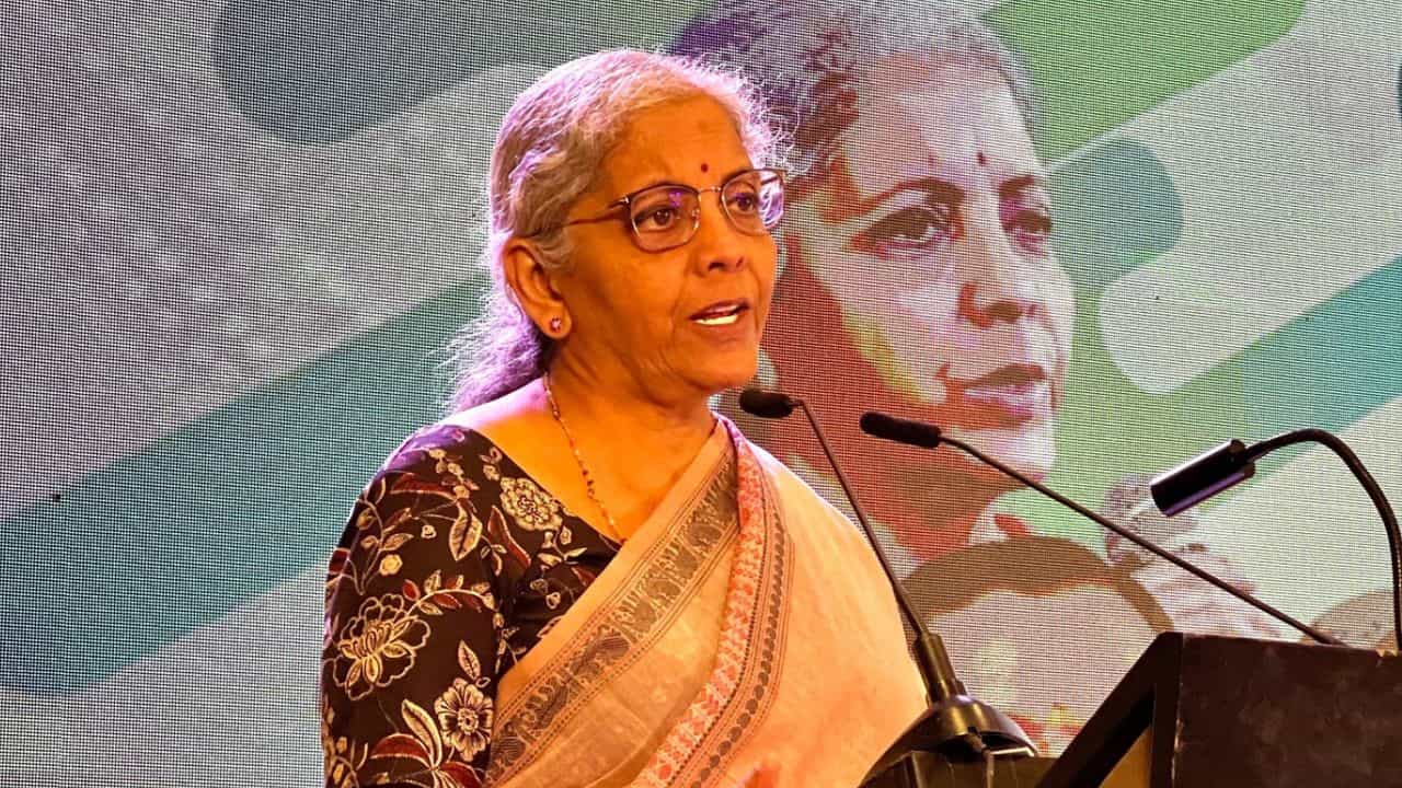 Union Budget 2024: ভোটমুখী বাজেটে এবার কি সবার জন্য আয়ুষ্মান! বড় চমকের আশায় মধ্যবিত্তরা Union Budget 2024: ভোটমুখী বাজেটে এবার কি সবার জন্য আয়ুষ্মান! বড় চমকের আশায় মধ্যবিত্তরা