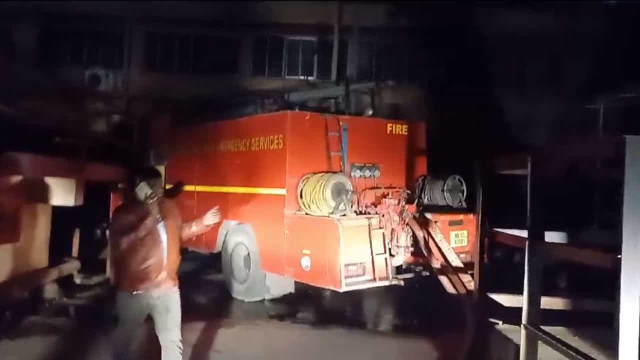 Fire in Hospital: জোকা ESI-তে শিশুদের ওয়ার্ডে আগুন, ঘটনাস্থলে দমকলের ২ ইঞ্জিন Fire in Hospital: জোকা ESI-তে শিশুদের ওয়ার্ডে আগুন, ঘটনাস্থলে দমকলের ২ ইঞ্জিন