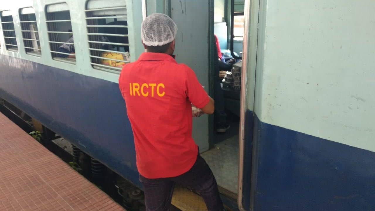 Indian Railways: মাত্র ২০ টাকাতেই ট্রেনযাত্রীদের জন্য ভরপেট খাবার, নতুন স্কিম রেলের, রয়েছে জিভে জল আনা মেনু