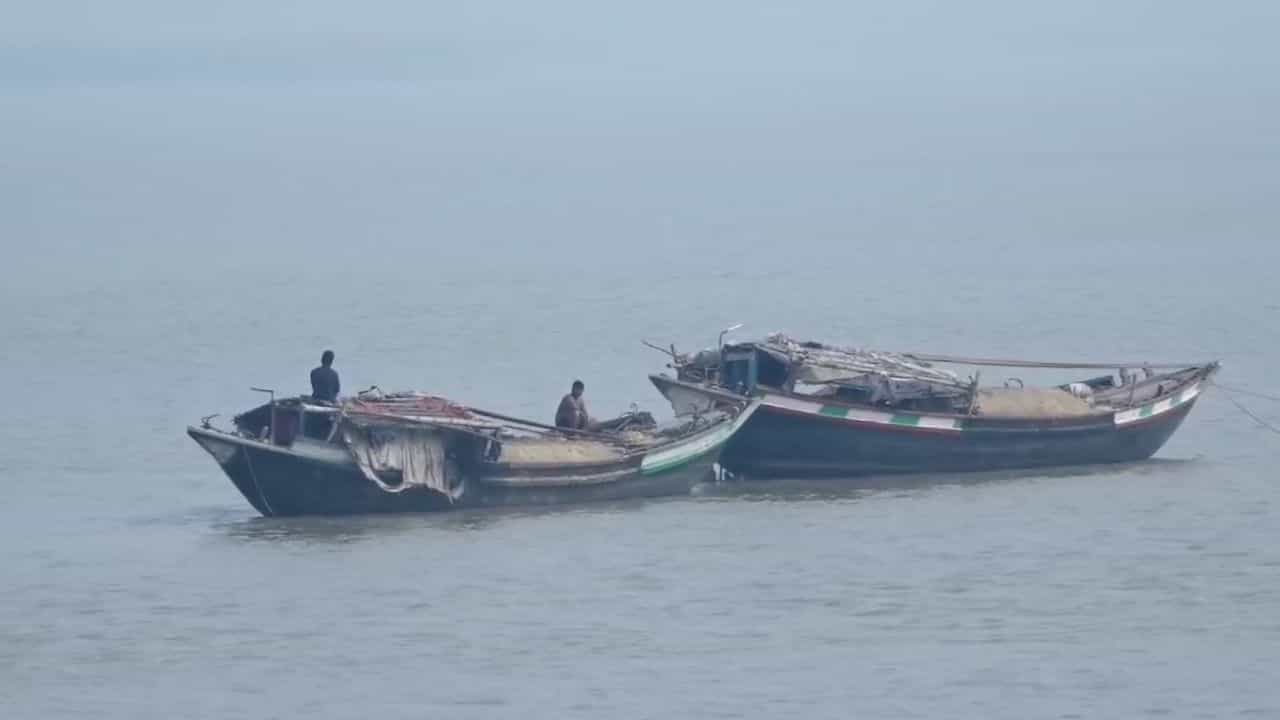 Sand Thief: মাত্র ৩০০ টাকার জন্য... জীবন বাজি রেখে বালি চুরির অবৈধ কারবার! Sand Thief: মাত্র ৩০০ টাকার জন্য... জীবন বাজি রেখে বালি চুরির অবৈধ কারবার!