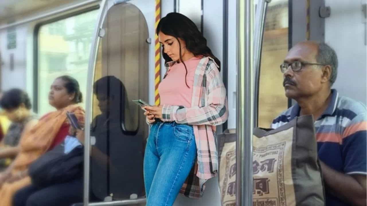 Kolkata Metro: সোমবার দুপুর ১২টাতেও দেখা মিলবে না মেট্রোর, ক'টা থেকে চালু হবে? Kolkata Metro: সোমবার দুপুর ১২টাতেও দেখা মিলবে না মেট্রোর, ক'টা থেকে চালু হবে?