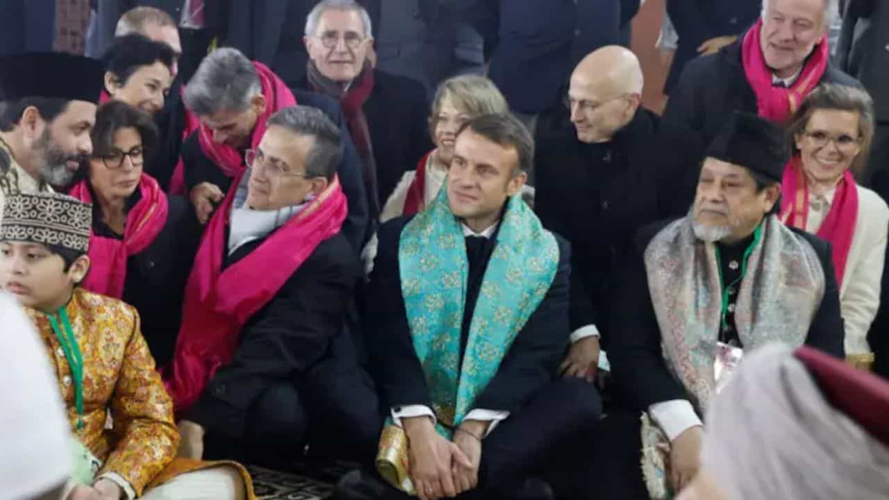 Emmanuel Macron: মন কেড়েছে কাওয়ালি, দরগায় ঠায় বসে রইলেন ম্যাক্রঁ, দেখুন সেই ভিডিয়ো Emmanuel Macron: মন কেড়েছে কাওয়ালি, দরগায় ঠায় বসে রইলেন ম্যাক্রঁ, দেখুন সেই ভিডিয়ো