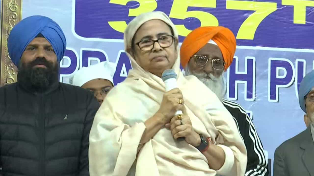 Mamata Banerjee: আমাকে এত মেরেছে, মাটিতে বসতে পারি না: মমতা Mamata Banerjee: আমাকে এত মেরেছে, মাটিতে বসতে পারি না: মমতা